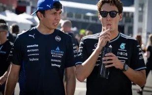 راسل يرتدي قناع المصارع لوتشا ليبري لمشاهدة تجارب فورمولا 1 (فيديو)