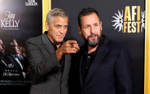 لماذا منع جورج كلوني مناداة آدم ساندلر بـ«ساندمان»؟ (فيديو)