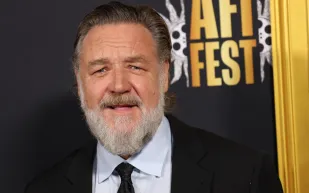 راسل كرو يتألق بساعة رولكس دايتونا كوزموغراف في مهرجان AFI