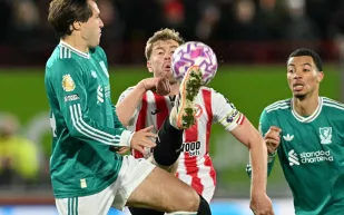 فيديو يثير القلق بين جماهير ليفربول.. تسديدات ضائعة قبل صافرة البداية