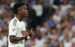  برشلونة وآرسنال يتصارعان لضم لاسين ميغنان-بايفي.. وفينيسيوس قد يرحل عن ريال مدريد