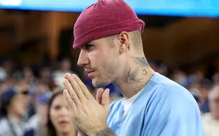 جاستن بيبر يسخر من شوهي أوتاني أثناء مباراة بلو جايز ضد دودجرز في بطولة العالم (فيديو)