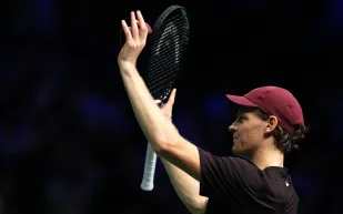  يانيك سينر يعود للتزلج في إعلان غوتشي الجديد (فيديو)