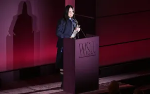 جرأة على المسرح: بيلي إيليش توجه رسالة لاذعة لأغنى الحضور