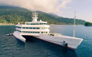 بقدرة فريدة على المناورة الجانبية.. يخت ASEAN Lady ينطلق (فيديو)