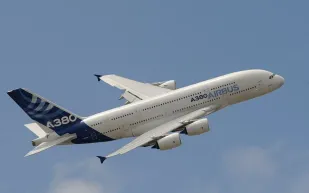 إيرباص A380 تتحدى الرياح الشديدة خلال إقلاعها من مطار برمنغهام (فيديو)