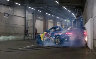 بي إم دبليو تحول مصنعها إلى حلبة سباق بسيارة M2 المعدلة الخارقة (فيديو)