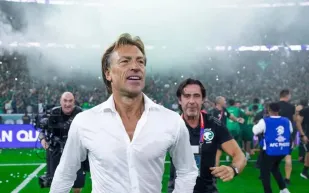 "وفيت وعدي لوالدتي".. هيرفي رينارد يبعث رسالة للسعوديين بعد التأهل لمونديال 2026