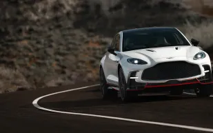 أستون مارتن تعيد تعريف الأداء مع DBX S الجديدة لعام 2026