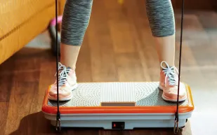 هل تمارين ألواح الاهتزاز فعالة حقًا؟ دراسة حديثة توضح المزايا والعيوب