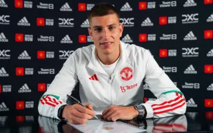 مانشستر يونايتد يقدم دعماً نفسياً لريس بينيت بعد انتحار والده