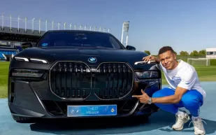 رغم عدم قدرته على القيادة.. مبابي يعزز أسطول سياراته بـBMW i7 (فيديو)