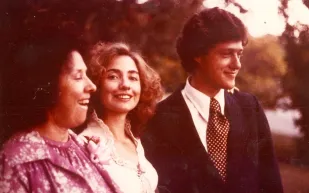 هيلاري كلينتون تستعيد الذكريات وبيل يشيد بشراكة العمر (صور)