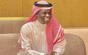 نغولو كانتي يتألق بالزي السعودي في حفل زفاف زميله معاذ فقيهي (فيديو)