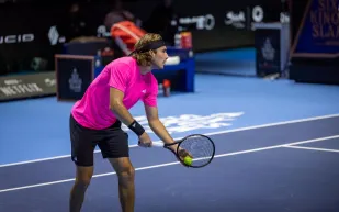 تسيتسيباس يثني على Six Kings Slam: بطولة مثيرة ومستقبل واعد للتنس