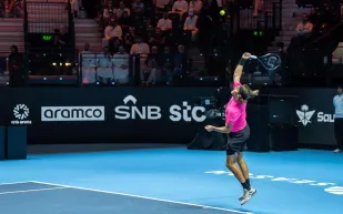 سنيّر يحسم مباراته ويضرب موعدًا مع ديوكوفيتش في نصف نهائي Six Kings Slam (فيديو)