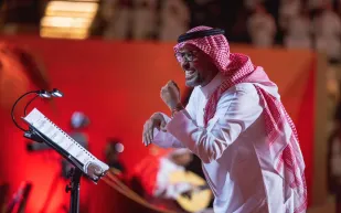 هاني فرحات يرد على الجدل بعد تقبيله يد محمد عبده: فخور بالوقوف بجانبه على المسرح