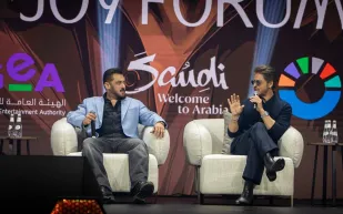 شاروخان يخطف الأنظار بساعته الفاخرة خلال Joy Forum بالرياض