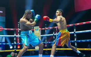 أوتريا يكتسح نكوسي ويتأهل لنهائي بطولة WBC في موسم الرياض (صور) 