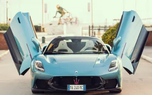 مازيراتي تستحدث طلاءً متغيرًا يحوّل MC20 Cielo إلى لوحة فنية 