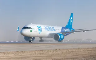 الهلال السعودي يدشّن أول طائرة تحمل هويته الخاصة (فيديو)