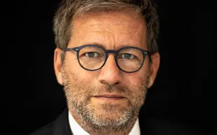 عهد جديد في أرماني.. جوزيبي مارسوتشي يتسلّم الراية خلفًا للمصمم الأسطوري