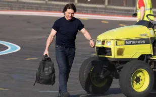 توم كروز يقود المروحية بنفسه في رحلة رومانسية مع آنا دي أرماس: بداية جديدة؟