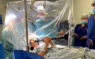 لحظة مؤثرة: مريضة باركنسون تعزف أثناء عملية جراحية في دماغها (فيديو)