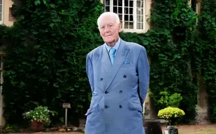 مليونير بريطاني عمره 79 عامًا يتلقى صدمة بعد زواجه من شابة تصغره بـ46 عامًا