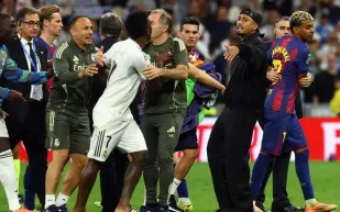 كلاسيكو الغضب: فوضى بعد فوز ريال مدريد على برشلونة والبطاقات الحمراء تتوالى! 