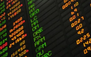 ارتفاع طفيف في سوق الأسهم السعودية.. تعرف على القطاعات المتصدرة للمكاسب