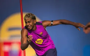 لماذا امتنع لامين يامال عن توقيع قمصانه في برشلونة؟