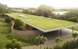 شاهد| جدران زجاجية واسعة وسقف أخضر.. منزل يختفي في الطبيعة