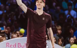 بعد ضجة بروكس نادر.. نجم التنس يانيك سينر يفاجئ الجميع بعلاقة جديدة