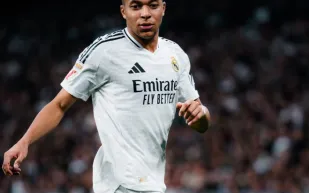 مفاجأة غير متوقعة.. مبابي يتفاعل مع حيلة فريق "باشاك شهير" الإعلامية (فيديو)