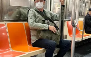 بكمامة ونظارة.. توم هانكس يفاجئ ركاب مترو نيويورك بتواضعه