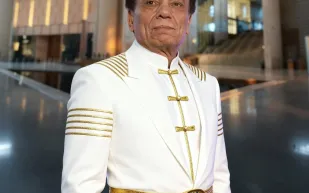 عادل إمام في المتحف المصري الكبير؟ صور تثير التساؤل وتخطف الأنظار!