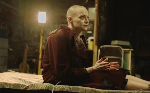 قبل عرضه في دور السينما السعودية.. تعرف على قصة وأبطال  فيلم Bugonia  