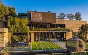 مطالبات بالتخلص من قصر بقيمة 125 مليون دولار.. فما السر؟