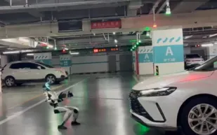 الصين تكشف عن روبوت خارق قادر على سحب سيارة تزن نحو طن ونصف (فيديو)