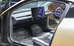 من دون سائق إلى نصف ذاتية.. تيسلا تعيد التفكير في سيارة المستقبل