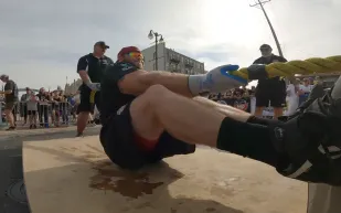 كندي يسحب قاربًا يزن 118 طنًا ويحطم رقمًا قياسيًا عالميًا في موسوعة غينيس (فيديو)