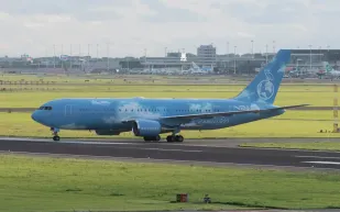  غرفة سينما وجدران مطلية بالذهب.. تفاصيل مذهلة في طائرة دريك الخاصة