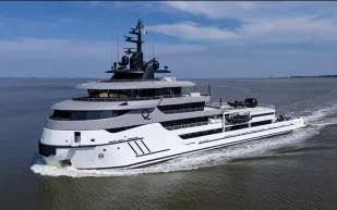  جاكوزي ومهبط طائرات.. تفاصيل مذهلة تكشف عن قدرات يخت Q الاستكشافي الفاخر