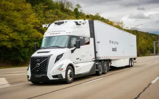 Volvo تطلق جيلاً جديدًا من الشاحنات الذكية ذاتية القيادة.. ما أبرز مميزاتها؟