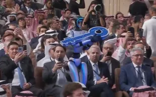 روبوت ذكي يخطف الأضواء في مؤتمر مبادرة مستقبل الاستثمار (فيديو)
