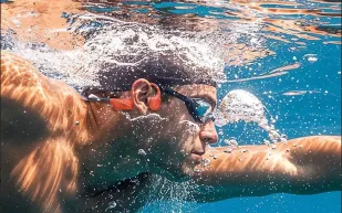 السباحة مع الإيقاع: سماعات BoneBeat Swim تكسر قواعد البلوتوث (فيديو)