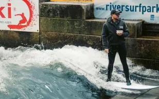 ثماني ساعات على الموج.. ماكسميليان نويبوك يدخل موسوعة غينيس