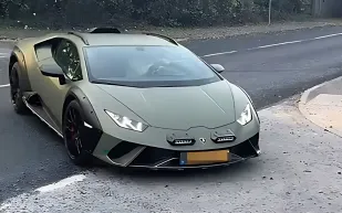 إرلينغ هالاند يضيف لامبورغيني خضراء نادرة إلى مجموعته الفاخرة