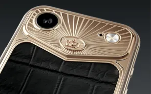 كافيار تكشف عن iPhone Air Airline الفاخر بلمسات من الذهب والتيتانيوم